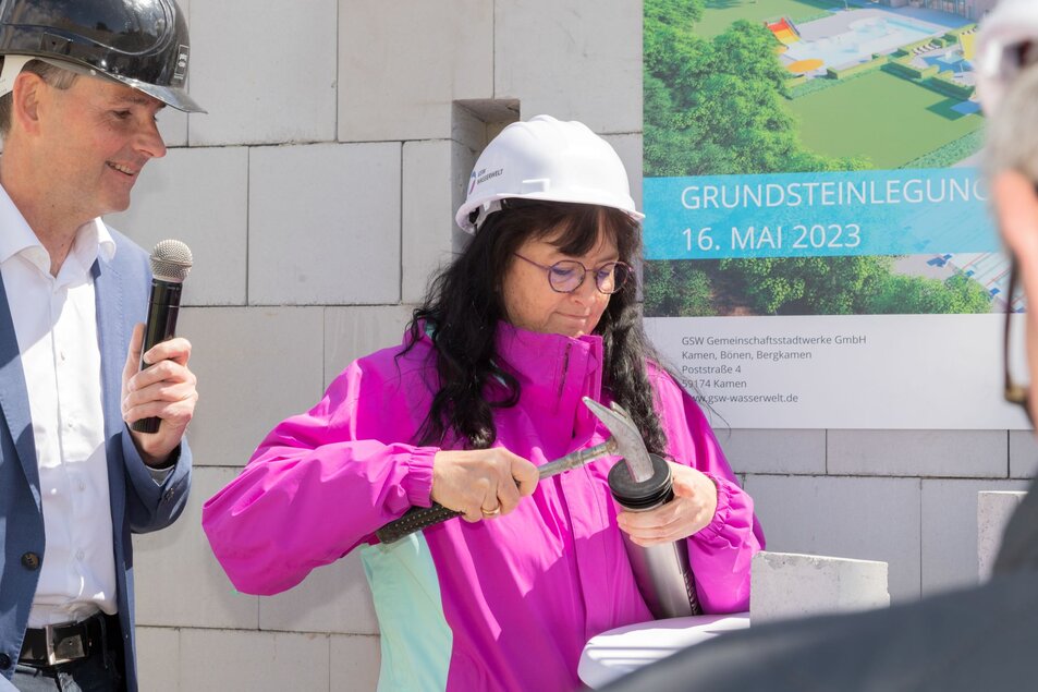 Zeitkapsel wird von Bürgermeisterin Elke Kappen bei der Grundsteinlegung des Sesekebades verschlossen